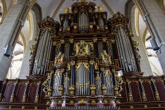 Орган и саксофоны при свечах